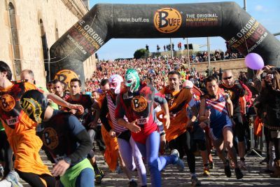 2.700 corredores asaltan el Castillo de Montjuic de Barcelona